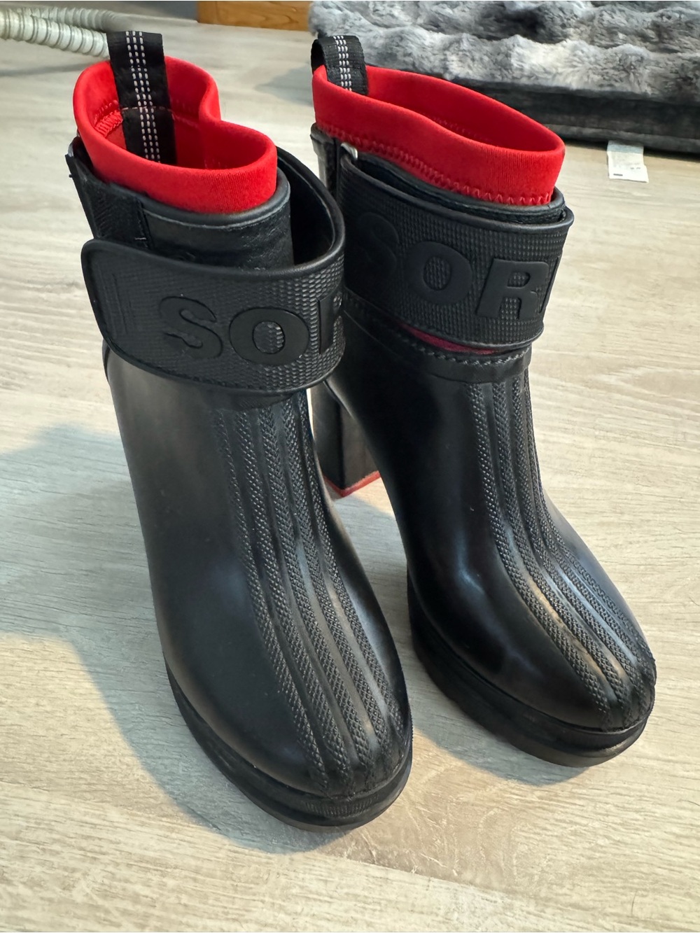Sorel Black Heeled Waterproof Ankle Boots with Red Collar